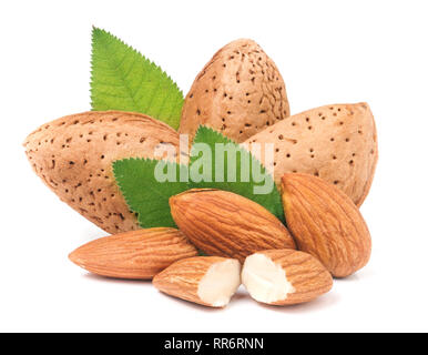 Amandes dans leur peau et décortiquées avec feuille isolé sur fond blanc Banque D'Images