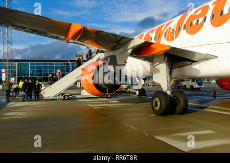 Les passagers embarquant dis easy jet avion sur les Mac à l'extérieur de l'aéroport de Copenhague CPH Danemark Europe Banque D'Images