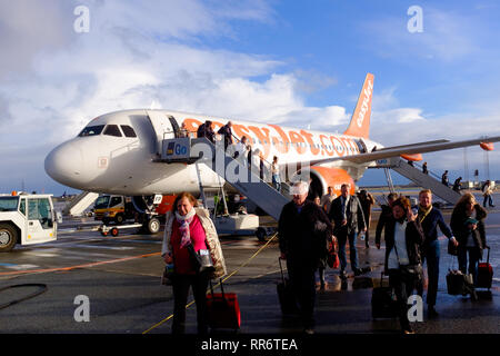 Les passagers embarquant dis easy jet avion sur les Mac à l'extérieur de l'aéroport de Copenhague CPH Danemark Europe Banque D'Images