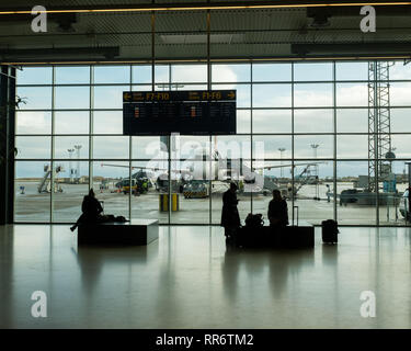 Les passagers qui attendent à l'intérieur du bâtiment du terminal à l'avion stationné à la porte à l'aéroport de Copenhague Danemark CPH en Europe Banque D'Images