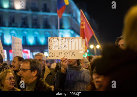 Madrid, Espagne. Feb 24, 2019. Des affrontements entre partisans de Maduro et l'opposition ont eu lieu à Madrid. L'origine du différend a été une manifestation organisée par les partisans de Maduro à Puerta del Sol pour protester contre l'intervention de l'Espagne au Venezuela. Les citoyens vénézuéliens de l'opposition s'est présenté et l'intervention de la police était nécessaire d'éviter toute une série de confrontations entre les deux parties. Dans l'image, de supports de Maduro protestent contre l'intervention internationale dans les affaires du Venezuela. L'un des manifestants est holding a placard qui dit "Gus Banque D'Images