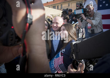 Phoenix, Arizona, USA. Feb 24, 2019. L'astronaute Mark Kelly retraités partisans accueille à Phoenix (Arizona), comme il l'annonce sa course pour représenter l'Arizona au Sénat des États-Unis, 24 février 2019. Kelly est marié à Mme Gabriela Giffords retraité qui a reçu une balle dans la tête dans une fusillade de Tucson en janvier 2011. Il est en cours d'exécution pour combler le siège laissé vacant par John McCain en 2018 et occupé par Martha McSally jusqu'à l'élection en 2020. (Crédit Image : © Rick D'EliaZUMA Wire) Credit : ZUMA Press, Inc./Alamy Live News Banque D'Images