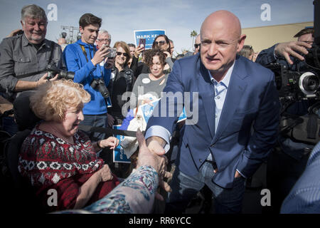 Phoenix, Arizona, USA. Feb 24, 2019. L'astronaute Mark Kelly retraités partisans accueille à Phoenix (Arizona), comme il l'annonce sa course pour représenter l'Arizona au Sénat des États-Unis, 24 février 2019. Kelly est marié à Mme Gabriela Giffords retraité qui a reçu une balle dans la tête dans une fusillade de Tucson en janvier 2011. Il est en cours d'exécution pour combler le siège laissé vacant par John McCain en 2018 et occupé par Martha McSally jusqu'à l'élection en 2020. (Crédit Image : © Rick D'EliaZUMA Wire) Credit : ZUMA Press, Inc./Alamy Live News Banque D'Images