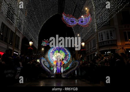 24 février 2019 - 25 février 2019 (Malaga) Les costumes ont déjà envahi le Centre pour ouvrir la porte à neuf jours de fête dans les rues de la ville de Malaga fantasmes ont pris le devant de la scène de nuit pendant la parades flashy de Dieu Momo et déesse de carnaval. Cet événement, qui est devenu l'un des plus frappants de la première fin de semaine de la grande partie de l'hiver à Malaga Crédit : Lorenzo Carnero/ZUMA/Alamy Fil Live News Banque D'Images