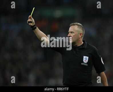 Londres, Royaume-Uni. Feb 24, 2019. Arbitre Jon Moss est titulaire d'une carte jaune lors de la finale de la Coupe du buffle, Chelsea v Manchester City, au stade de Wembley, Londres, Royaume-Uni le 24 février 2019. **Cette photo est pour un usage éditorial uniquement** Crédit : Paul Marriott/Alamy Live News Banque D'Images