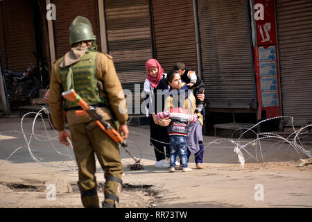 Srinagar, Jammu-et-Cachemire, en Inde. Feb 22, 2019. Le cavalier indien est alerte pendant les restrictions dans la vieille ville de Srinagar, la capitale d'été du Cachemire sous contrôle indien, l'Inde. Les restrictions imposées par les autorités dans certaines parties de la ville de Srinagar pour empêcher des manifestations contre la détention massive de leader séparatiste Yasin Malik et plus de 150 Jamaat-e-Islami (JI) cadres. Credit : Masrat Zahra/ZUMA/Alamy Fil Live News Banque D'Images