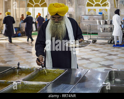 Bangkok, Bangkok, Thaïlande. Feb 25, 2019. Un Sikh obtient son repas le matin ''Langar'' (repas en commun) à la Gurdwara Siri Guru Singh Sabha. Le Gurdwara sert environ 500 repas gratuits du lundi au samedi et environ 1 000 repas gratuits le dimanche. Les repas sont gratuits pour toute personne qui marche dans le Gurdwara, indépendamment de leur religion ou de leur nationalité. Bien que les Sikhs ne sont pas végétariens, le Langar les repas sont végétariens afin que chacun puisse l'eux sans violer un décret religieux sur l'alimentation. Le Gurdwara Siri Guru Singh Sabha à Bangkok est l'un des plus grands temples Sikh Gurdwaras (extérieur) Banque D'Images