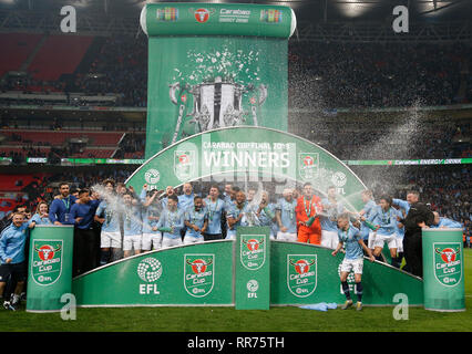 Londres, Royaume-Uni. Feb 24, 2019. Les joueurs de Manchester City célébrer avec le trophée après le match final de la Coupe du buffle entre Chelsea et Manchester City au stade de Wembley à Londres, Angleterre le 24 février 2019. Manchester City a gagné 4-3 aux tirs au but après un 0-0 draw. Credit : Matthew Impey/Xinhua/Alamy Live News Banque D'Images