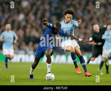 Londres, Royaume-Uni. Feb 24, 2019. La Chelsea Antonio Rudiger (L) de Manchester City défis Leroy durant la Coupe Sane Carabao dernier match entre Chelsea et Manchester City au stade de Wembley à Londres, Angleterre le 24 février 2019. Manchester City a gagné 4-3 aux tirs au but après un 0-0 draw. Credit : Matthew Impey/Xinhua/Alamy Live News Banque D'Images