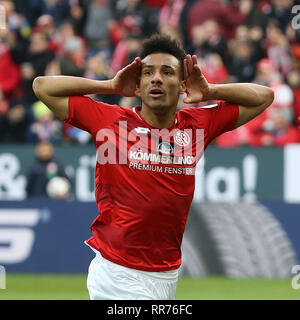 Beijing, l'Allemagne. Feb 23, 2019. Karim Onisiwo de Mayence célèbre après avoir marqué au cours de la Bundesliga match entre FSV Mainz 05 et le FC Schalke 04 à Mayence, en Allemagne, le 23 février 2019. Credit : Joachim Bywaletz/Xinhua/Alamy Live News Banque D'Images