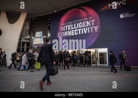 Barcelone, Espagne. Feb 25, 2019. Les visiteurs pénètrent dans le quartier Fira Gran Via lieu que le Mobile World Congress annuel, l'un des événements les plus importants pour les technologies mobiles et une rampe de lancement pour les smartphones, les technologies d'avenir, des appareils et périphériques vous ouvre ses portes. L'édition 2019 s'exécute sous le thème général de "Connectivité intelligente'. Credit : Matthias Rickenbach/Alamy Live News Banque D'Images