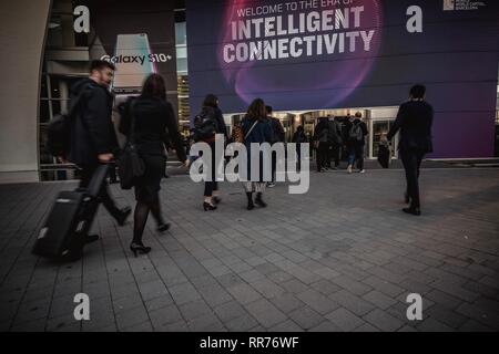 Barcelone, Espagne. Feb 25, 2019. Les visiteurs pénètrent dans le quartier Fira Gran Via lieu que le Mobile World Congress annuel, l'un des événements les plus importants pour les technologies mobiles et une rampe de lancement pour les smartphones, les technologies d'avenir, des appareils et périphériques vous ouvre ses portes. L'édition 2019 s'exécute sous le thème général de "Connectivité intelligente'. Credit : Matthias Rickenbach/Alamy Live News Banque D'Images