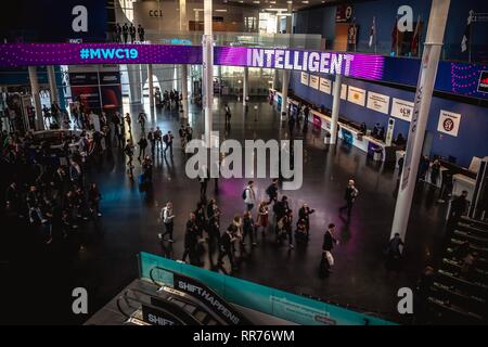 Barcelone, Espagne. Feb 25, 2019. Les visiteurs pénètrent dans le quartier Fira Gran Via lieu que le Mobile World Congress annuel, l'un des événements les plus importants pour les technologies mobiles et une rampe de lancement pour les smartphones, les technologies d'avenir, des appareils et périphériques vous ouvre ses portes. L'édition 2019 s'exécute sous le thème général de "Connectivité intelligente'. Credit : Matthias Rickenbach/Alamy Live News Banque D'Images