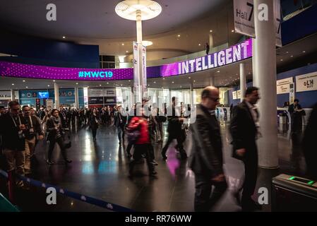 Barcelone, Espagne. Feb 25, 2019. Les visiteurs pénètrent dans le quartier Fira Gran Via lieu que le Mobile World Congress annuel, l'un des événements les plus importants pour les technologies mobiles et une rampe de lancement pour les smartphones, les technologies d'avenir, des appareils et périphériques vous ouvre ses portes. L'édition 2019 s'exécute sous le thème général de "Connectivité intelligente'. Credit : Matthias Rickenbach/Alamy Live News Banque D'Images