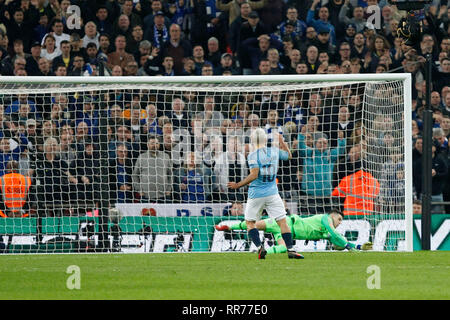 Londres, Royaume-Uni. Feb 24, 2019. Sergio AgŸero de Manchester City voit sa peine de go dans lors de la finale de la Coupe du carabao EFL entre Chelsea et Manchester City au stade de Wembley, Londres, Angleterre le 24 février 2019. Photo par Carlton Myrie. Usage éditorial uniquement, licence requise pour un usage commercial. Aucune utilisation de pari, de jeux ou d'un seul club/ligue/dvd publications. Credit : UK Sports Photos Ltd/Alamy Live News Banque D'Images