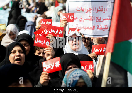 La bande de Gaza. 24 févr. 2019. Des manifestants palestiniens assister à une manifestation, dans la ville de Gaza, le 24 février 2019, exigeant le président palestinien Mahmoud Abbas à démissionner. Abed Rahim Khatib / éveil / Alamy Live News Banque D'Images