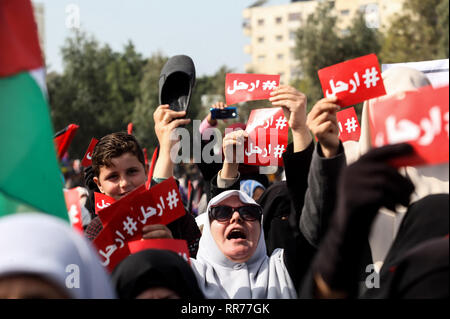 La bande de Gaza. 24 févr. 2019. Des manifestants palestiniens assister à une manifestation, dans la ville de Gaza, le 24 février 2019, exigeant le président palestinien Mahmoud Abbas à démissionner. Abed Rahim Khatib / éveil / Alamy Live News Banque D'Images