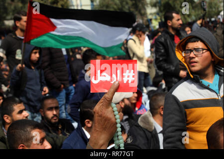 La bande de Gaza. 24 févr. 2019. Des manifestants palestiniens assister à une manifestation, dans la ville de Gaza, le 24 février 2019, exigeant le président palestinien Mahmoud Abbas à démissionner. Abed Rahim Khatib / éveil / Alamy Live News Banque D'Images