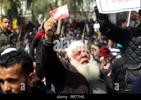 La bande de Gaza. 24 févr. 2019. Des manifestants palestiniens assister à une manifestation, dans la ville de Gaza, le 24 février 2019, exigeant le président palestinien Mahmoud Abbas à démissionner. Abed Rahim Khatib / éveil / Alamy Live News Banque D'Images