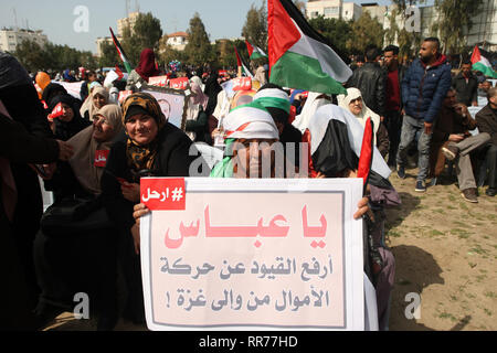 La bande de Gaza. 24 févr. 2019. Des manifestants palestiniens assister à une manifestation, dans la ville de Gaza, le 24 février 2019, exigeant le président palestinien Mahmoud Abbas à démissionner. Abed Rahim Khatib / éveil / Alamy Live News Banque D'Images