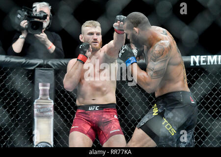 Prague, République tchèque. Feb 23, 2019. Jan Blachowicz (gauche) de la Pologne se bat avec Thiago Santos du Brésil au cours de l'UFC Fight Night Prague, le 23 février 2019 à Prague, République tchèque. Photo : CTK Vit Simanek/Photo/Alamy Live News Banque D'Images