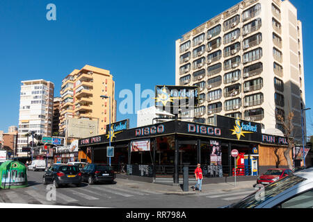 Benidorm, Costa Blanca, Espagne, 25 février 2019. Deux membres du personnel du Beachcomber pub à Benidorm nouvelle ville sur la place britannique. Deux touristes britanniques ont été arrêtés dans l'attaque présumée. Vu ici est le Stardust pub disco qui n'est pas relié à l'incident signalé. Credit : Mick Flynn/Alamy Live News Banque D'Images