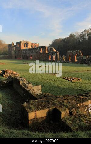 , Cumbria (Royaume-Uni). Feb 25, 2019. Météo britannique. Soleil de l''Abbaye de Furness Cumbria. C.Crédit Hall/Alamy Live News. Banque D'Images