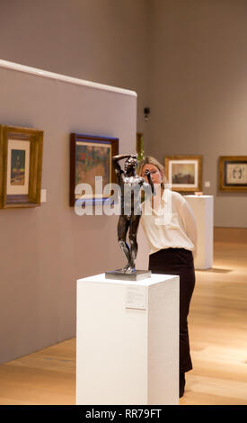 Londres, Royaume-Uni. Feb 25, 2019. Une version en bronze d'une des plus célèbres sculptures de Rodin, L'Age d'airain (l'âge du Bronze) mène la photo appel de Bonhams Vente d'Art Moderne et impressionniste à Londres. Il est estimé à £000 et 150 000. Conçu entre 1875-1877, L'Âge d'airain a provoqué une grande controverse lorsqu'il a été montré que le chiffre était tellement réaliste que les critiques d'abord refusé de croire Rodin n'a pas simplement fait un moulage de son modèle.La vente a lieu le 28 février à 17h00. Credit : Keith Larby/Alamy Live News Banque D'Images