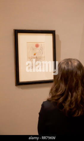 London,UK,25 février 2019, Bonhams photocall : sur l'écran : JOAN MIRÓ (1893-1983)femme oiseau, estimée à £ 12 000 - 18 000 La vente a lieu le 28 février à 5h00.Larby Keith Crédit/Alamy Live News Banque D'Images