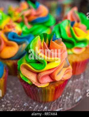 Cupcakes colorés avec rainbow crème pour Carnival Banque D'Images
