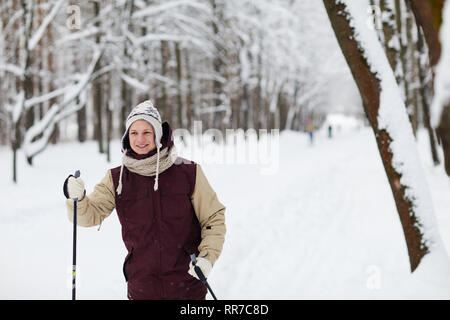 L'homme sportif du ski en forêt Banque D'Images