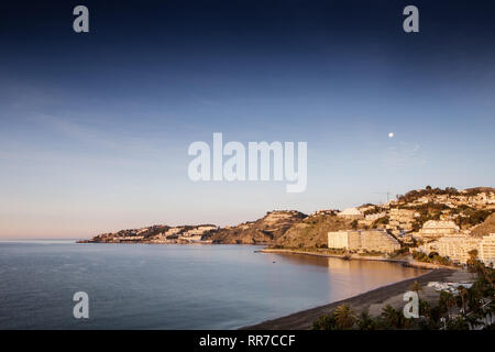 Photo de paysage d'Almunecar avec la lune dans le ciel Banque D'Images