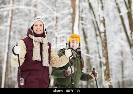 Smiling Couple Le ski en forêt Banque D'Images