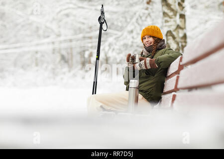 Woman in Winter Park Banque D'Images