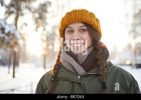 Happy Girl in Winter Park Banque D'Images