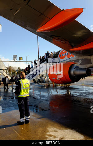 Les passagers d'un avion easyjet à l'aéroport d'Édimbourg vue de dessous l'aile, la monter des marches jusqu'Ecosse UK Banque D'Images