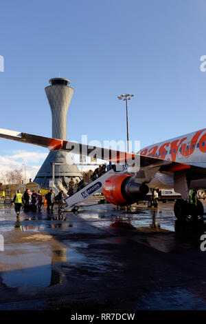 Les passagers d'un avion easyjet à l'aéroport d'Édimbourg vue de dessous l'aile, la monter des marches jusqu'Ecosse UK Banque D'Images