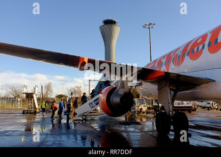 Les passagers d'un avion easyjet à l'aéroport d'Édimbourg vue de dessous l'aile, la monter des marches jusqu'Ecosse UK Banque D'Images