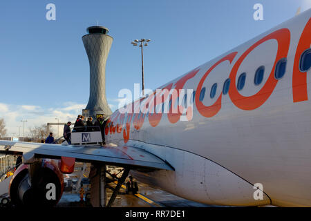 Les passagers d'un avion easyjet à l'aéroport d'Edinburgh Scotland UK Banque D'Images