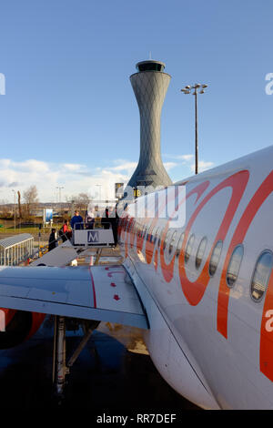 Les passagers d'un avion easyjet à l'aéroport d'Edinburgh Scotland UK Banque D'Images