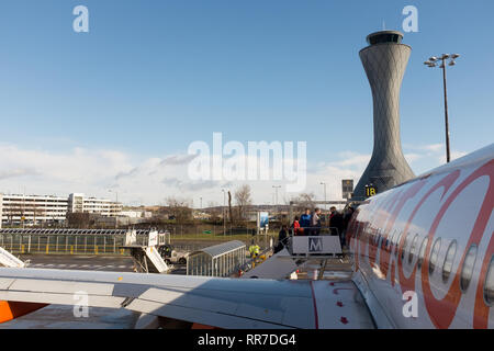 Les passagers d'un avion easyjet à l'aéroport d'Edinburgh Scotland UK Banque D'Images