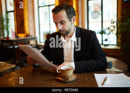 Businessman Working in Cafe Banque D'Images