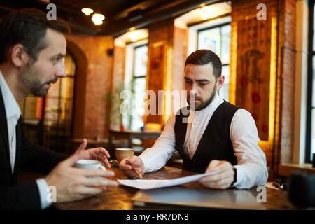 Rencontre Execxutives in Cafe Banque D'Images