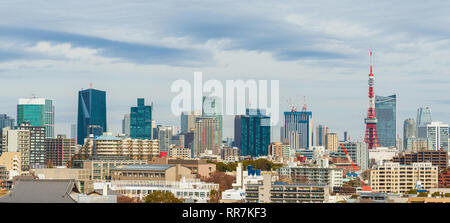 Vue sur Tokyo skyline avec les gratte-ciel modernes et les bâtiments ordinaires, de quartier Shinagawa Banque D'Images