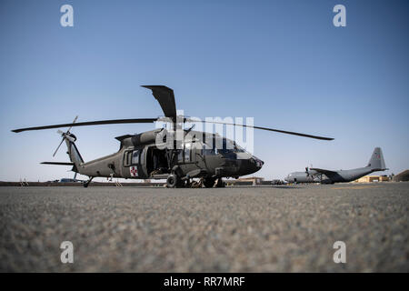 Un UH-60 Black Hawk exploités par des membres de la Garde nationale du Minnesota, C'est Société Générale Medevac, 2e Bataillon de l'aviation d'appui, 211e Régiment d'aviation, se trouve dans un endroit inconnu dans le sud-ouest de l'Asie avant une évacuation sanitaire 101, 16 février 2019. 101 Medevac utilise un ramper, marcher, utiliser la méthode de formation qui est utilisé pour familiariser les individus dans l'OD avec les capacités d'une évacuation sanitaire d'unité, et de se familiariser avec les membres militaires du processus de chargement et de déchargement à l'évacuation médicale des patients sous le stress d'un UH-60 Black Hawk. (U.S. Air Force Photo/Tech. Le Sgt. Robert Cloys) Banque D'Images