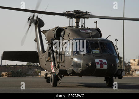 Un UH-60 Black Hawk exploités par des membres de la Compagnie C, l'évacuation médicale 2e Bataillon de l'aviation d'appui général, 211e Régiment d'aviation de la Garde nationale du Minnesota, des taxis dans après un vol dans un endroit inconnu dans le sud-ouest de l'Asie pendant une évacuation sanitaire 101, 16 février 2019. 101 est une évacuation médicale ramper, marcher, utiliser la méthode de formation qui est utilisé pour familiariser les individus dans l'OD avec les capacités d'une évacuation sanitaire d'unité, et de familiariser les membres militaires des États-Unis avec le processus de chargement et de déchargement à l'évacuation médicale des patients sous le stress d'un UH-60 Black Hawk. (U.S. Air Force Photo/T Banque D'Images