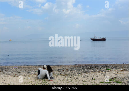 La mer de Galilée comme vu de la ville au bord du lac de Tibériade. Banque D'Images