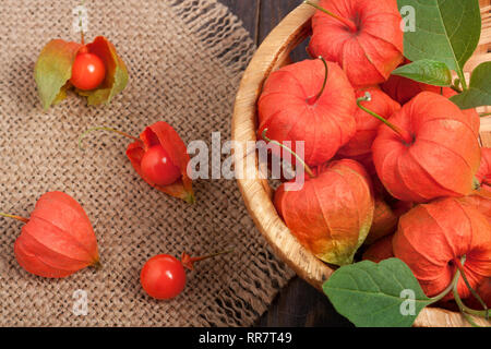 Physalis dans un panier en osier sur la table Banque D'Images