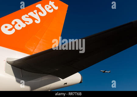 Avion Easyjet et détail de la queue avec un autre avion au décollage derrière à l'aéroport de Copenhague Danemark Scandinavie Banque D'Images