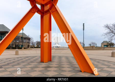 Milwaukee, WI - le 11 avril 2018 : La sculpture orange Milwaukee appelant et le Milwaukee Art Museum. L'art public est de 40 pieds de haut et se trouve en f Banque D'Images